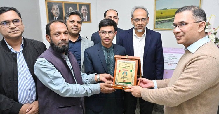 মেডিকেল ভর্তি পরীক্ষায় প্রথম স্থান অধিকারী শান্তকে ক্রেস্ট উপহার দিলেন তারেক রহমান